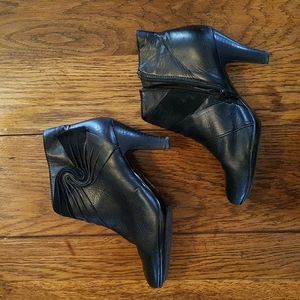 Sofft black ankle boots size 6 1/2